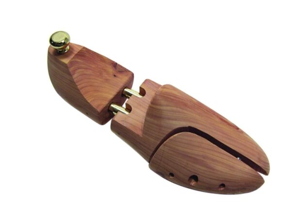 Tendiscarpe in legno di cedro aromatico con pomo dorato.